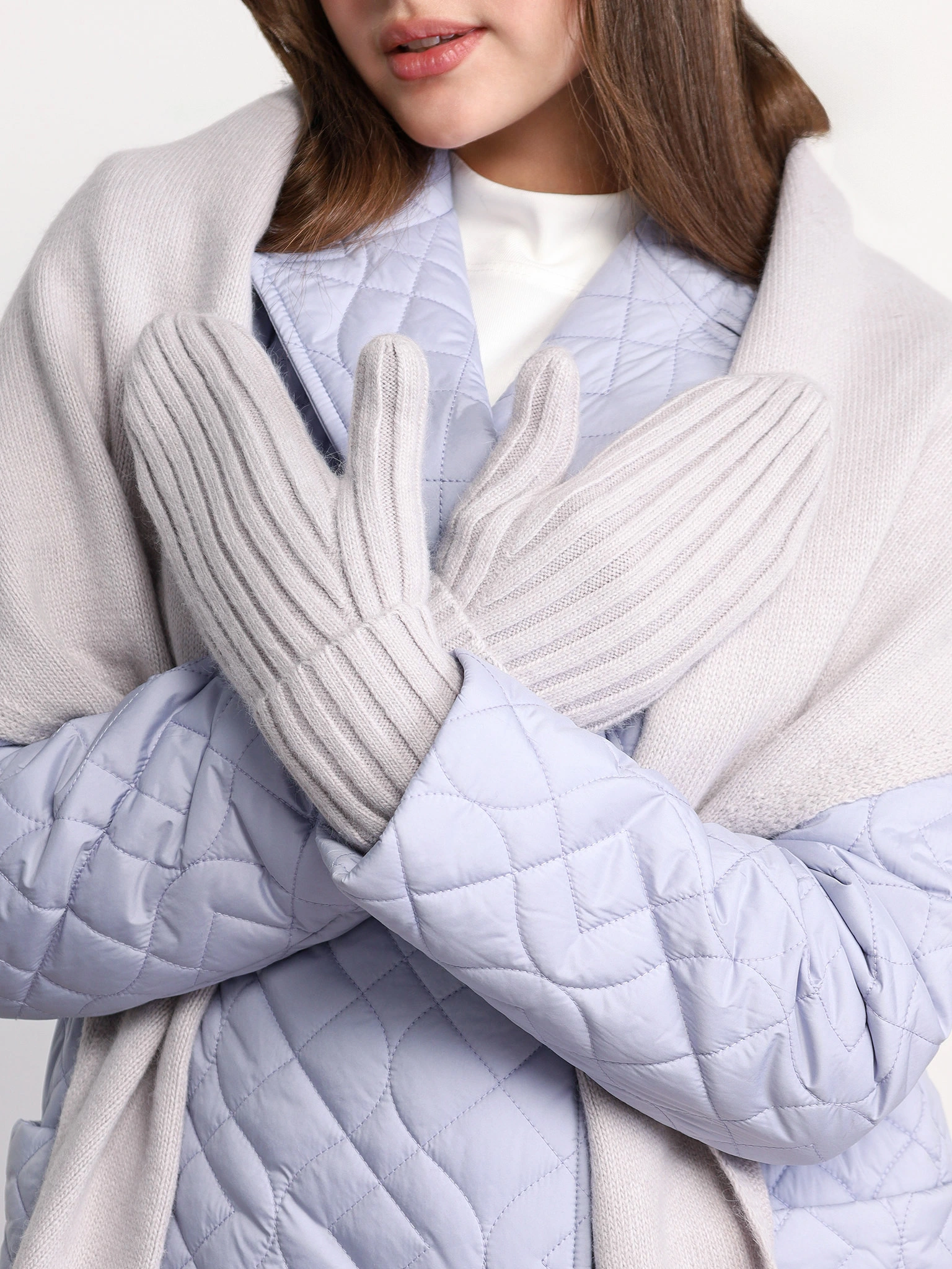 Варежки вязаные серого цвета с отворотом